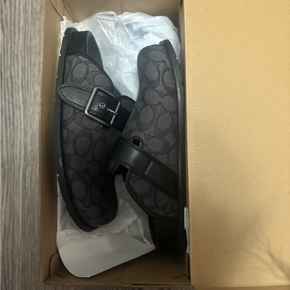 Men’s Coach Buckle Clog
In Signature Jacquard NWT